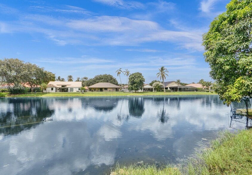 Building Photo - 8820 Woodside Ct