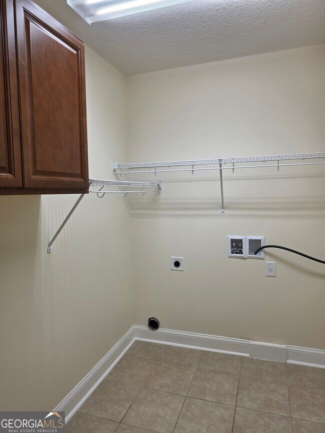 Building Photo - 516 Hide-A-Way Lk Lp