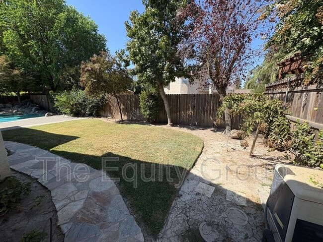 Building Photo - 2511 S Peppertree St