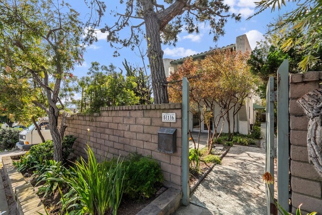Building Photo - 516 Rosecrans Ave