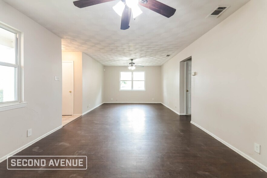 Building Photo - 802 Memorial Dr