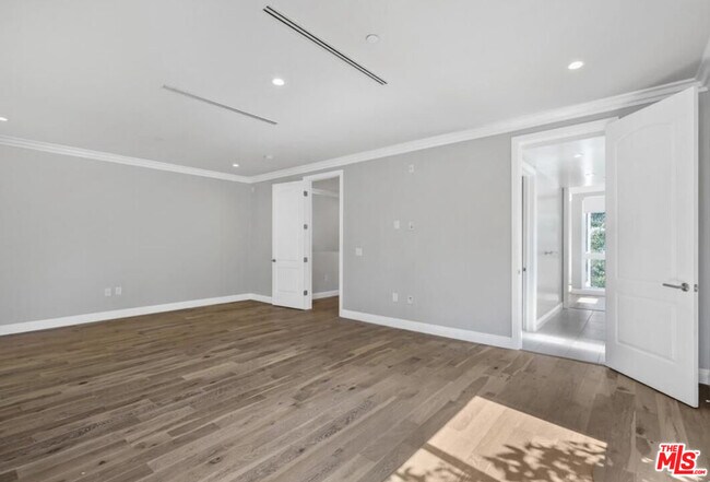 Building Photo - 1283 Havenhurst Dr