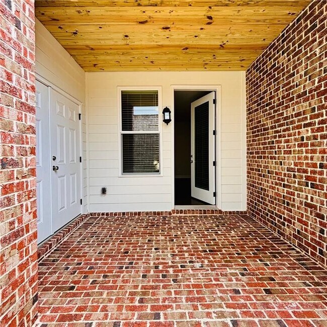 Building Photo - 657 SUMMIT HILL Way