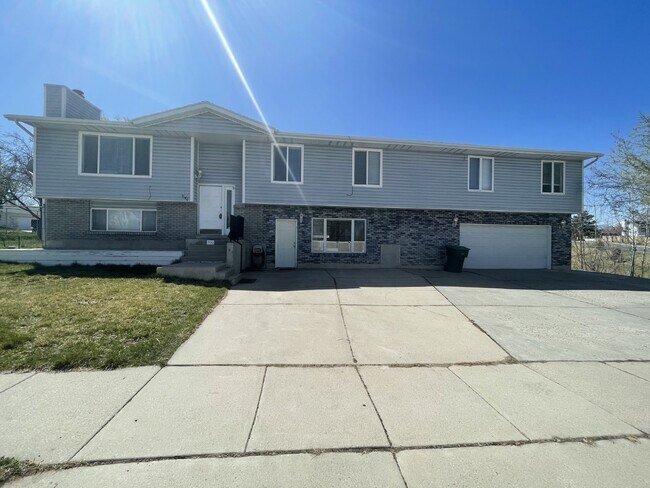 Primary Photo - Spacious 6-Bed Oasis with Finished Basement & Cozy Fireplace.