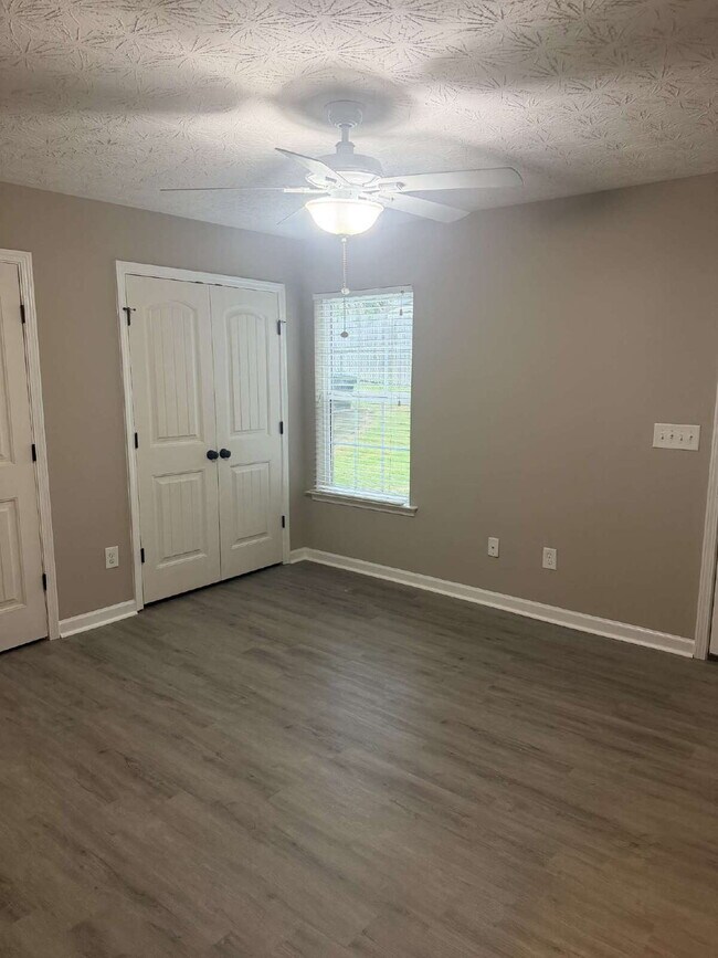 Building Photo - 3BR/2BA — Fenced Yard, Gated Parking, Lawn & Pest Included | Available 7/27