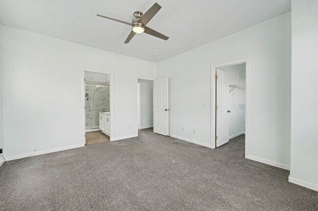 Building Photo - End Unit 3 Bedroom 2 Bath Townhome in Commerce City!