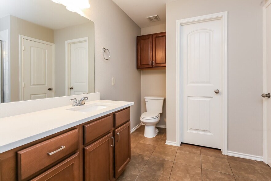 Building Photo - 2116 Meadow View Dr