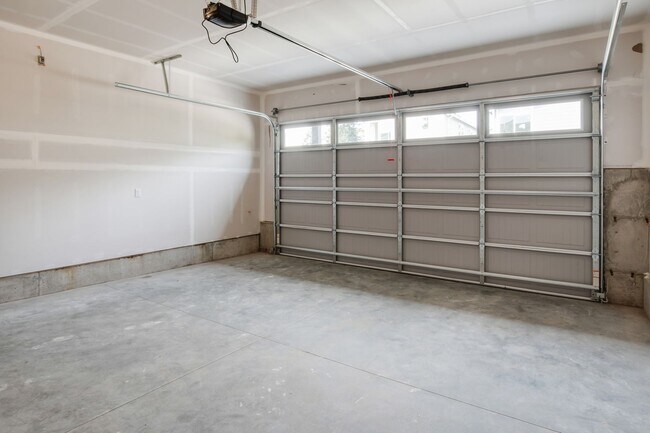 Building Photo - Modern 5bd 2.5ba