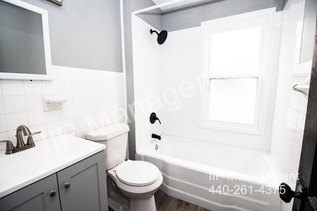 Building Photo - Stunning 2-Bedroom Down Unit in Lakewood, ...