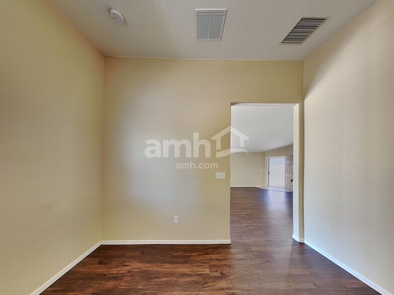 Building Photo - 2435 W Waterway Pl