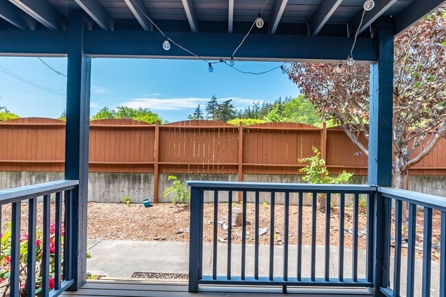 Building Photo - 2 Bed + Den/Office 2 Bath Ground level Condo
