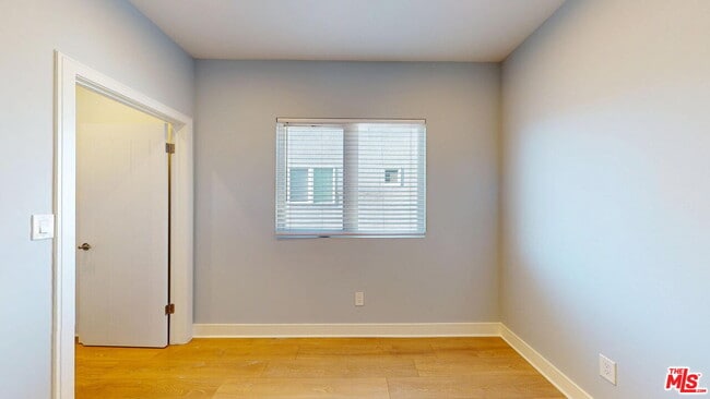 Building Photo - 146 1/2 Rosemont Ave