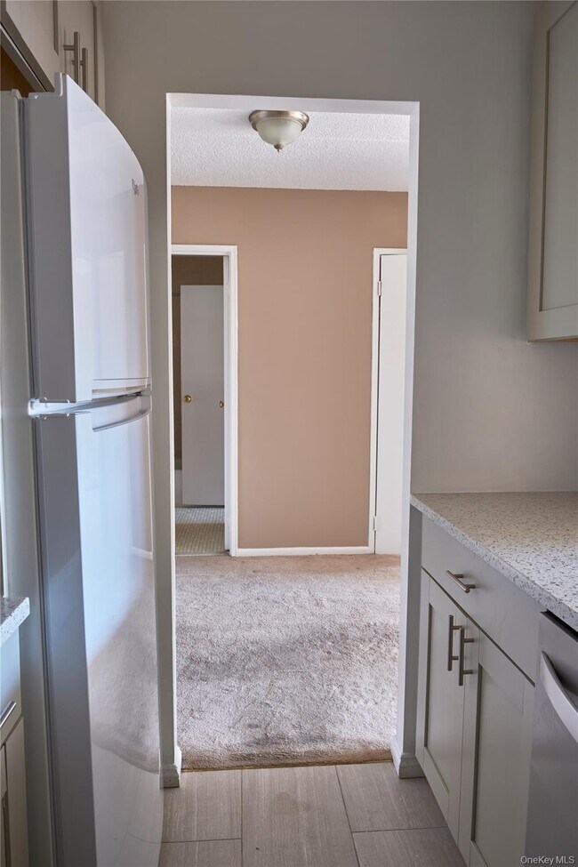 Building Photo - 2 Consulate Dr