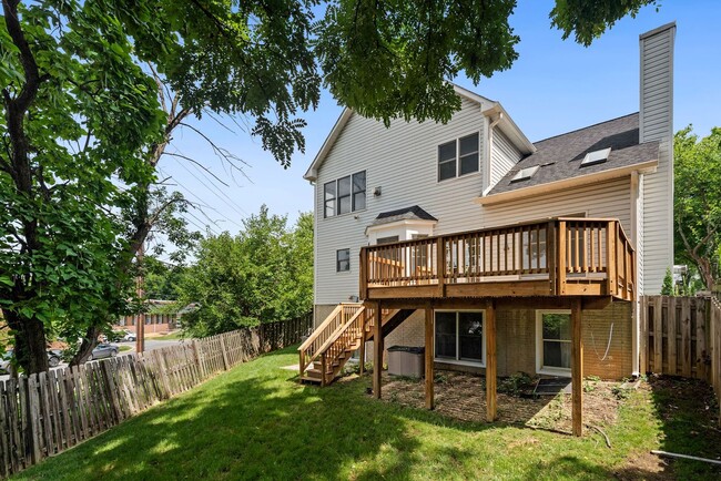 Building Photo - 3 Bed 2 Full Bath 2 Half Bath - Silver Spr...