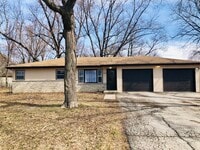 Building Photo - Loves Park 4 Bedroom