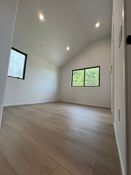Building Photo - 2610 S Barrington Ave