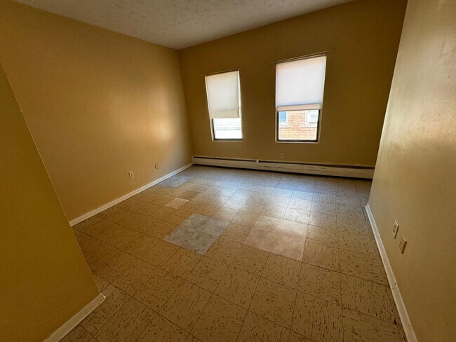 Building Photo - 4 Bedrooms 2 Bath Apartment with Heat and ...