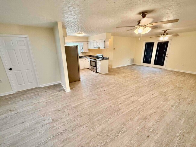 Building Photo - 73 Dan St