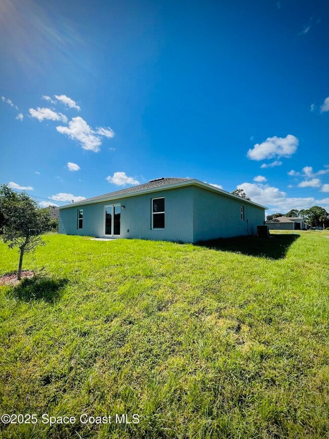 Building Photo - 1101 San Filippo Dr SE