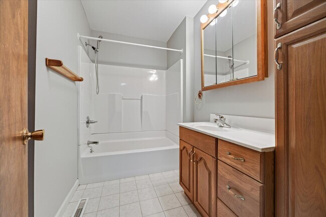 Building Photo - 717 Goodpasture Terrace