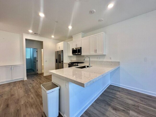 Building Photo - Modern 3BR Townhome in Ocean View Hills with Attached Garage & Open Floor Plan