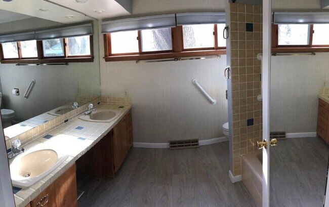 Building Photo - Beautiful 2 bed, 2 bath Old Town ranch one...