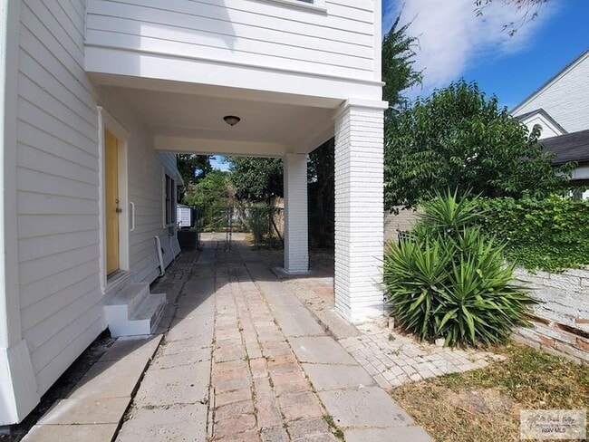 Building Photo - 510 W Buchanan St