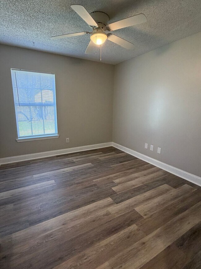 Building Photo - Updated 4BR/2BA Home in Cul-de-Sac