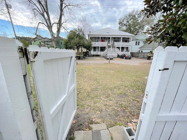 Building Photo - 2 BED | 1.5 BATH | VICTORIAN DISTRICT | PR...