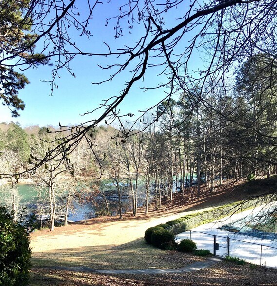 Building Photo - 2109 Pine Tree Dr