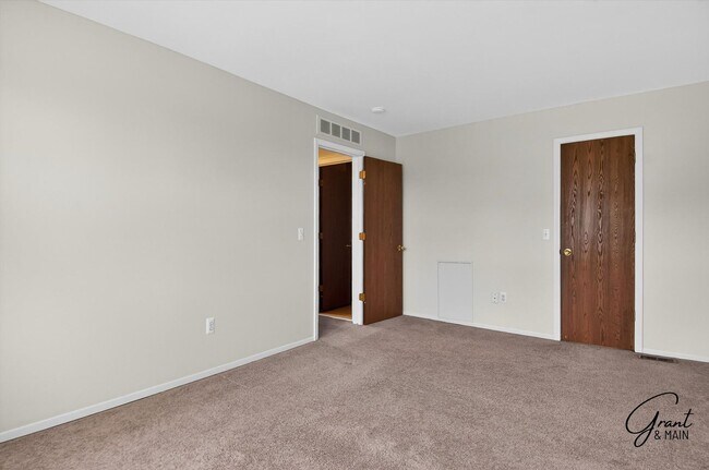 Building Photo - $1450 2 bedroom town house