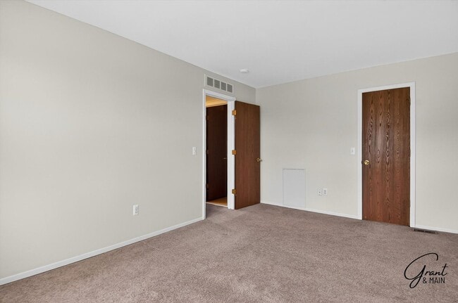 Building Photo - $1550 2 bedroom town house