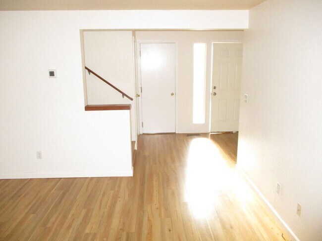 Building Photo - 120-1