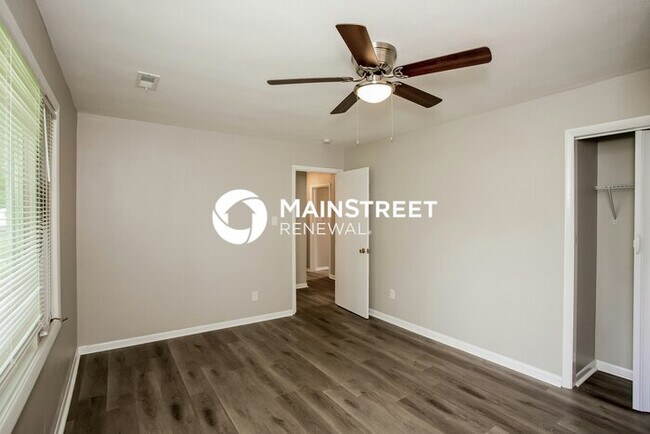 Building Photo - 3 Bedroom Pet-Friendly Home in Indianapolis, IN with Main Street Renewal
