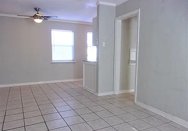 Building Photo - Updated 1-Bedroom in the Heart of the Plaz...