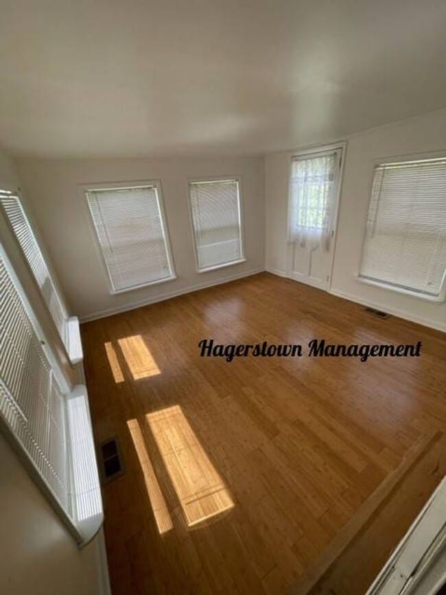 Building Photo - Property In Country Setting