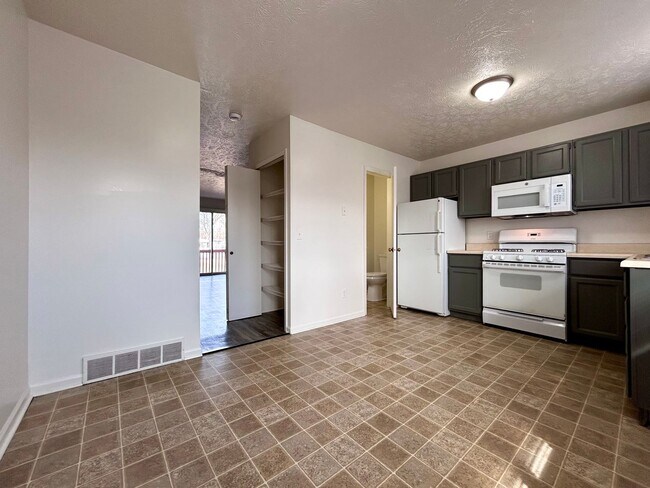 Building Photo - Two Bedroom Townhome In Southeast Grand Rapids