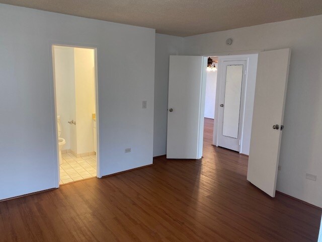 Building Photo - 521 Hahaione St