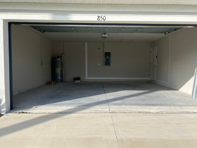 Building Photo - 850 San Filippo Dr SE