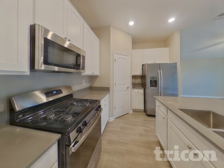 Building Photo - 9496 Revere Ave