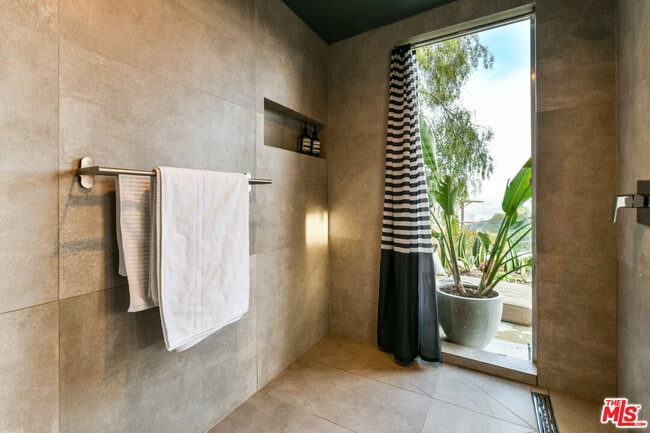 Building Photo - 7107 Pacific View Dr