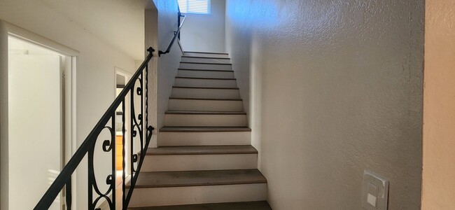 Building Photo - Beautiful 3 Bedroom 2 Bathroom Duplex in Desirable Greenhaven/Pocket Neighborhood