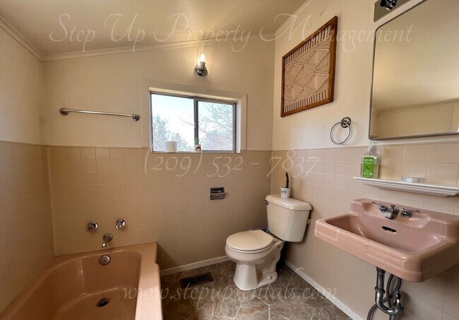 Building Photo - Charming 2 Bedroom 2 Full Bathroom Home Ne...
