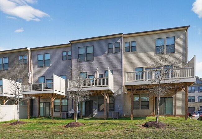 Building Photo - 10321 Vista Meadow Way