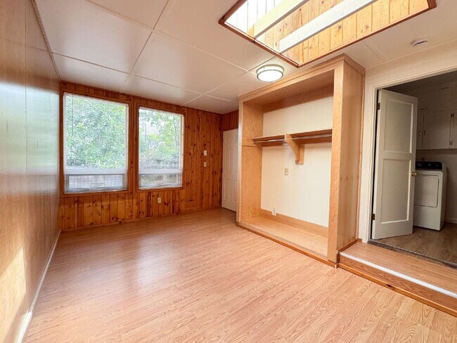 Building Photo - Freshly Updated 4-Bed Retreat Centrally Located in Bellingham