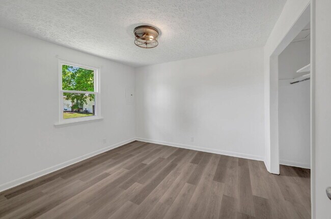 Building Photo - Furnished, remodeled 2BR near Nashville hospitals, all utilities and WiFi included, updated kitch...