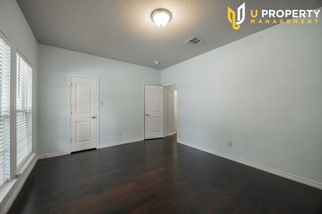 Building Photo - LUXURY TOWNHOME IN CRAIG RANCH COMMUNITY