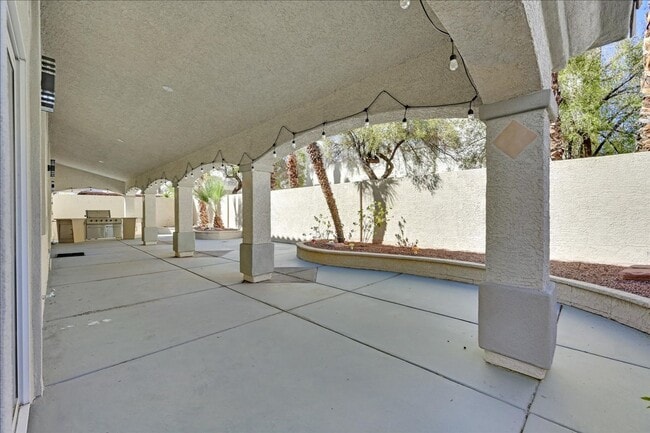 Building Photo - Fully remodeled 5 bed plus Loft / 4.5 bath...