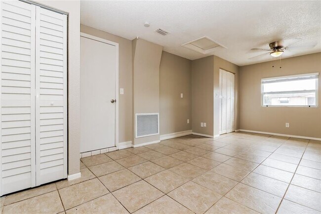 Building Photo - 2115 Harrison Dr