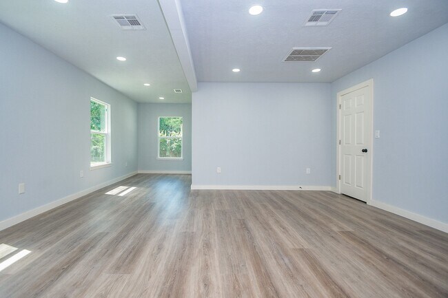 Building Photo - 9230 Lanewood Dr